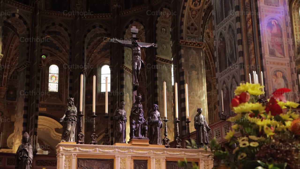 Crucifijo sobre el altar - Banco de vídeos católicos - Fotografía por Frames Cristianos