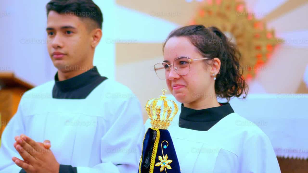 Nuestra Señora de Aparecida Dos acólitos en Procesión - Banco de vídeos católicos - Fotografía por Thiago Damião P. Silva