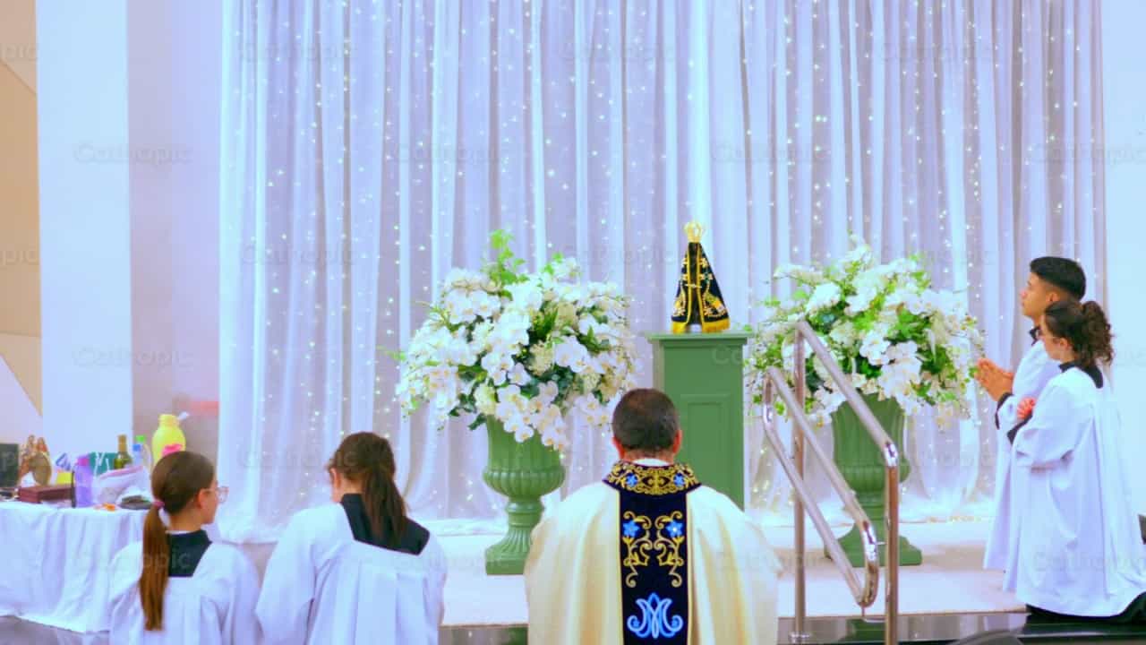 Nuestra Señora de Aparecida Oración en la misa - Banco de vídeos católicos - Fotografía por Thiago Damião P. Silva
