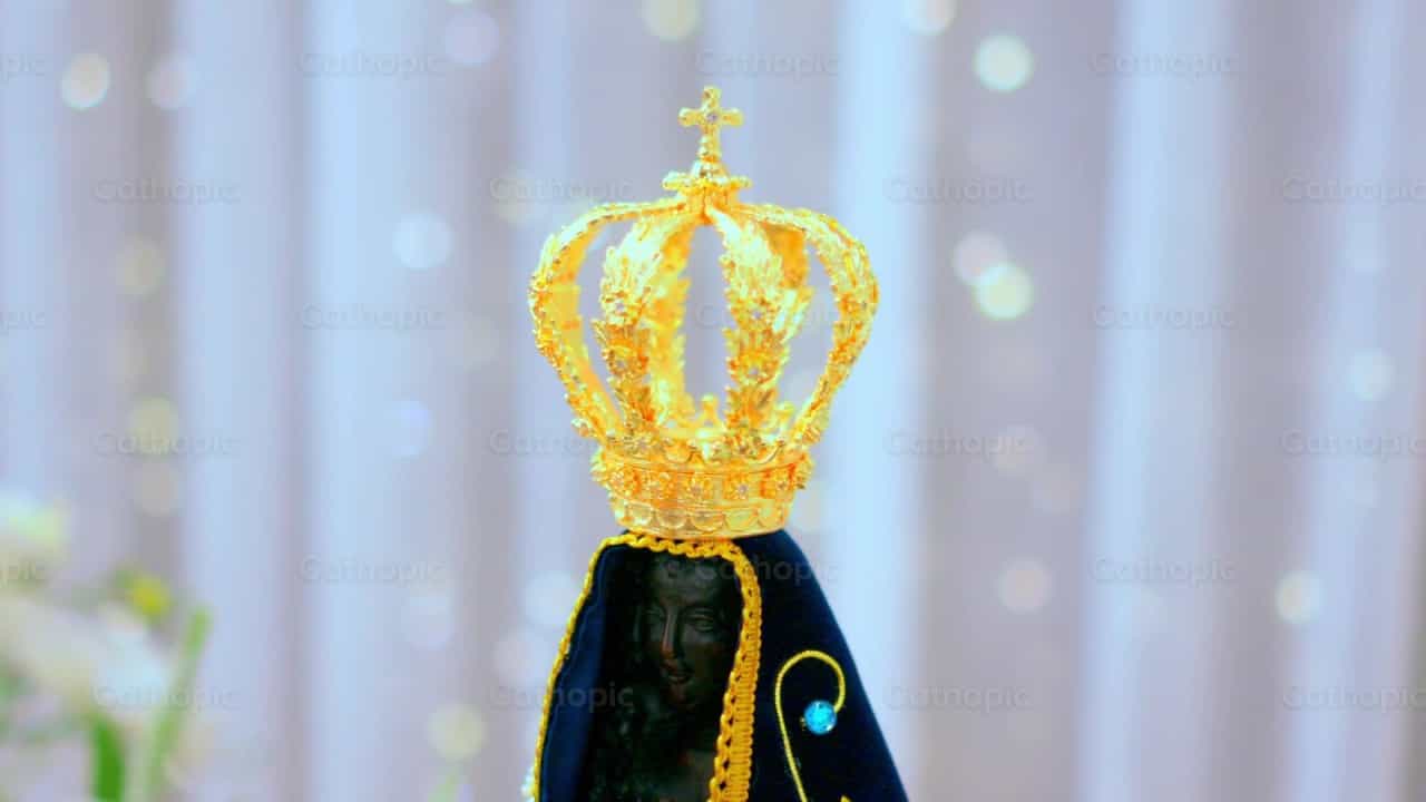 Nuestra Señora Aparecida Corona regalada por la princesa - Banco de vídeos católicos - Fotografía por Thiago Damião P. Silva