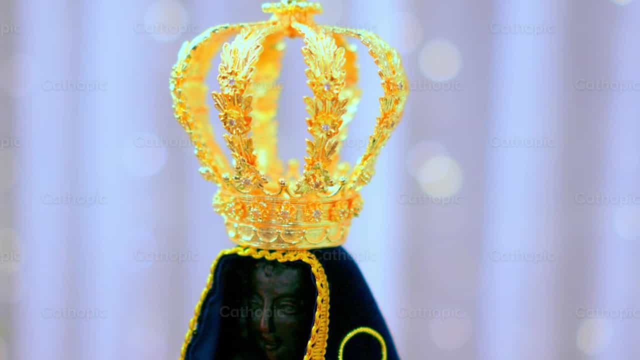 Nuestra Señora de Aparecida Corona de Oro Primer plano - Banco de vídeos católicos