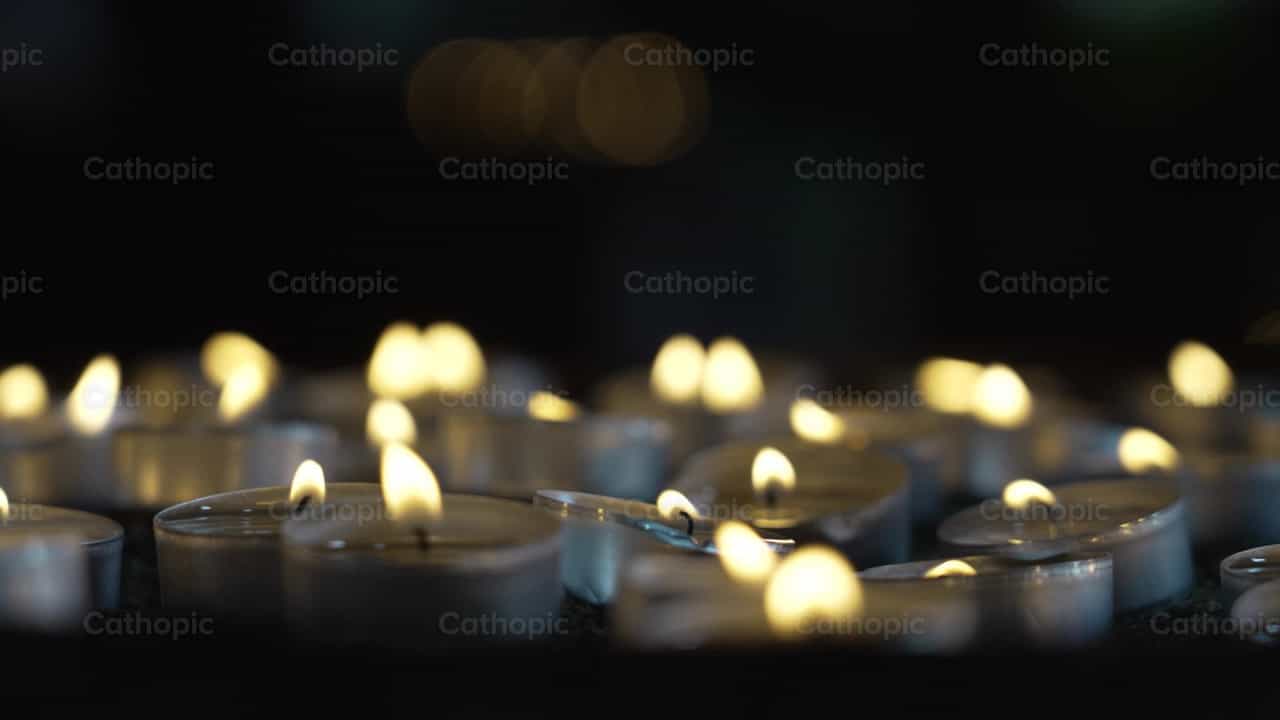 Velas de oración - Banco de vídeos católicos - Fotografía por True Goodness Media
