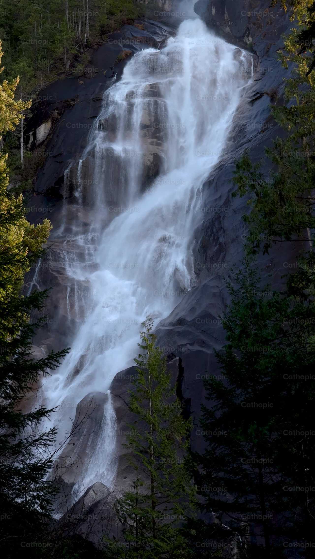 Vídeo vertical a cámara lenta de una cascada - Banco de vídeos católicos