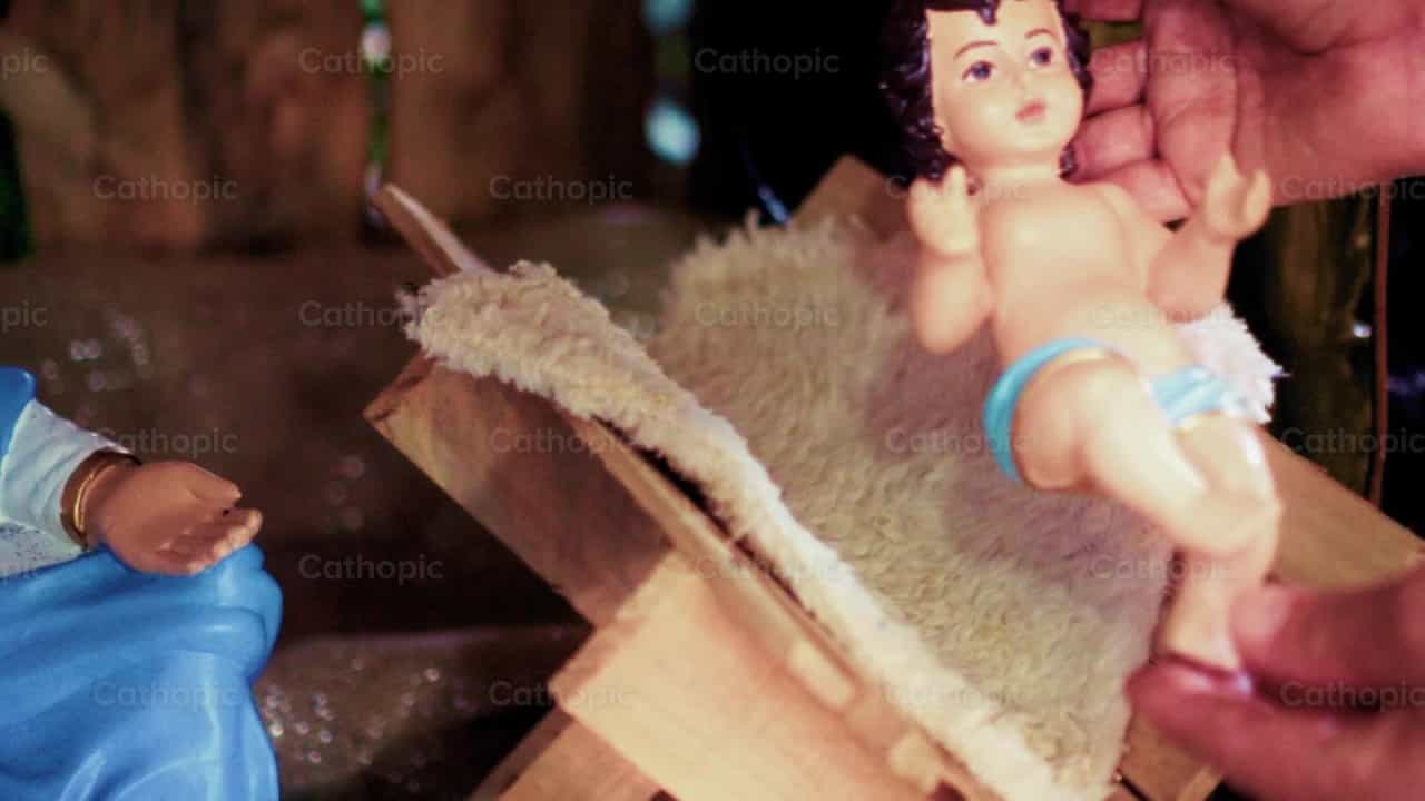 Placing the Christ Child in the Manger - Catholic stock videos - Photo by Thiago Damião P. Silva