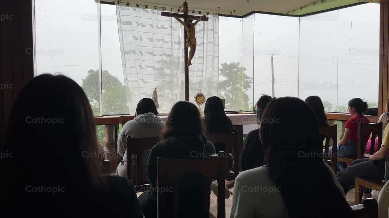 Worship - Catholic stock videos - Photo by Antonella Ullauri