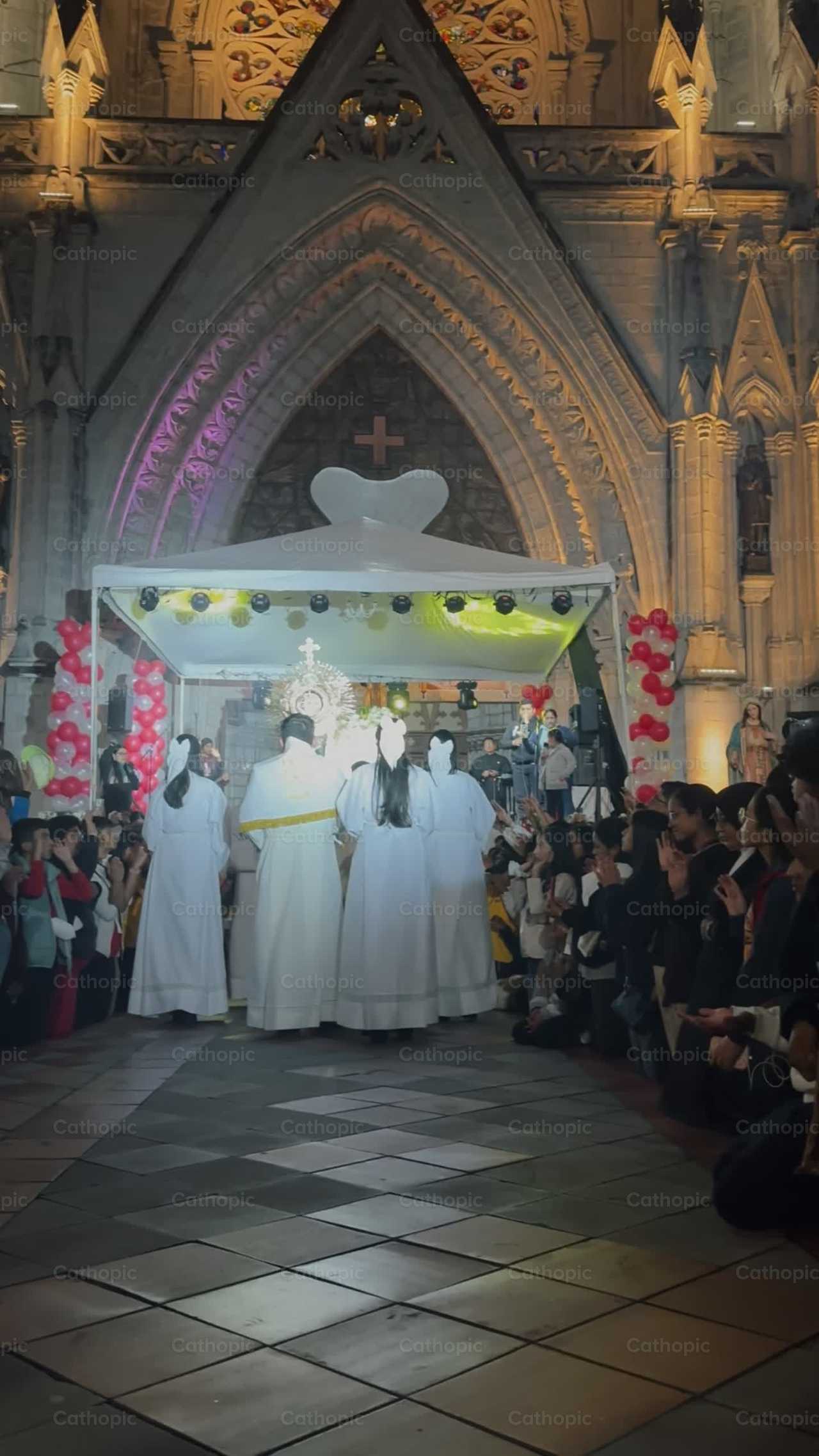 Adoración de jóvenes - Banco de vídeos católicos - Fotografía por Antonella Ullauri