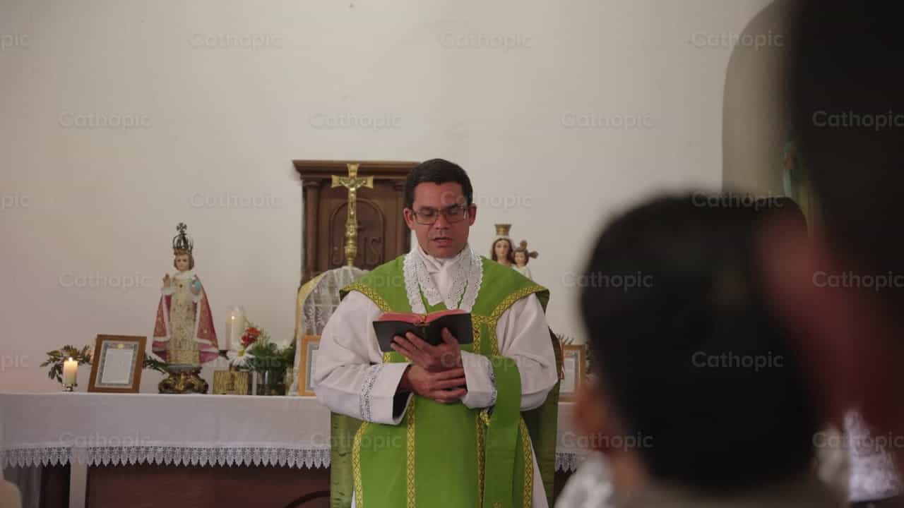Sacerdote leyendo las lecturas en misa - Banco de vídeos católicos - Fotografía por Carlos Gaviria