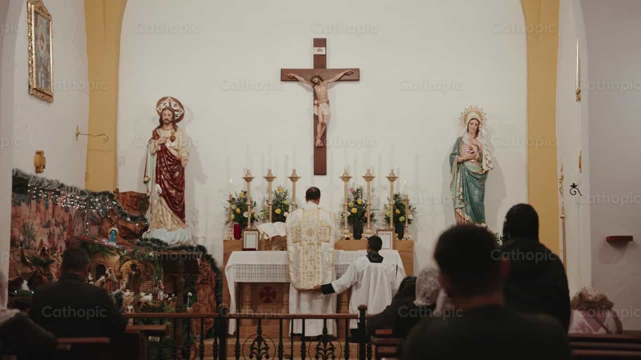 Consagración del Cuerpo de Cristo en la misa - Banco de vídeos católicos - Fotografía por Carlos Gaviria