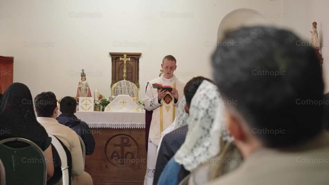 Sacerdote leyendo las escrituras en misa - Banco de vídeos católicos - Fotografía por Carlos Gaviria