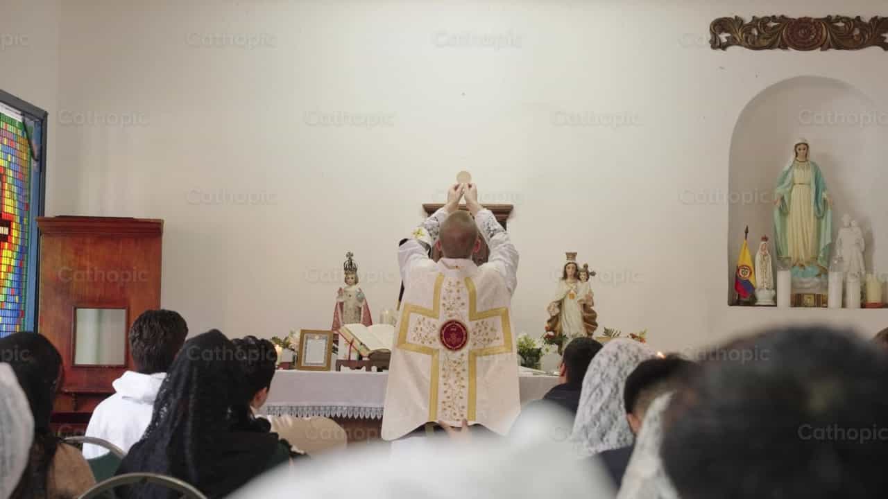 Consagración del Cuerpo de Cristo Misa Tradicional - Banco de vídeos católicos - Fotografía por Carlos Gaviria