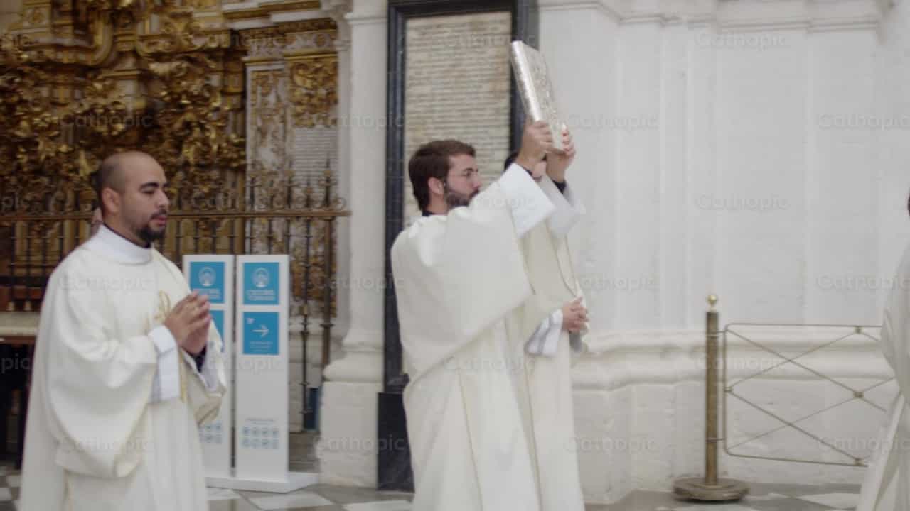 Procesión de entrada católica en la Catedral de Granada - Banco de vídeos católicos - Fotografía por Abraham Madriz