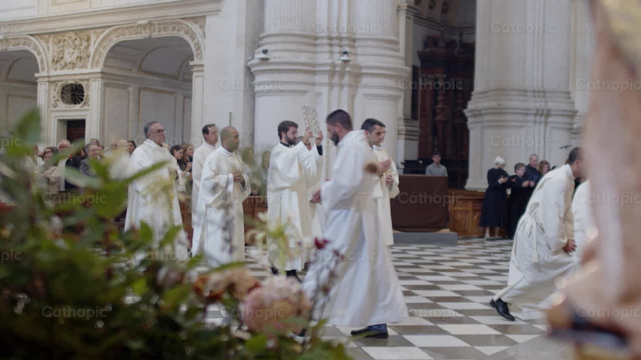 Procesión de entrada durante una liturgia católica. - Banco de vídeos católicos - Fotografía por Abraham Madriz