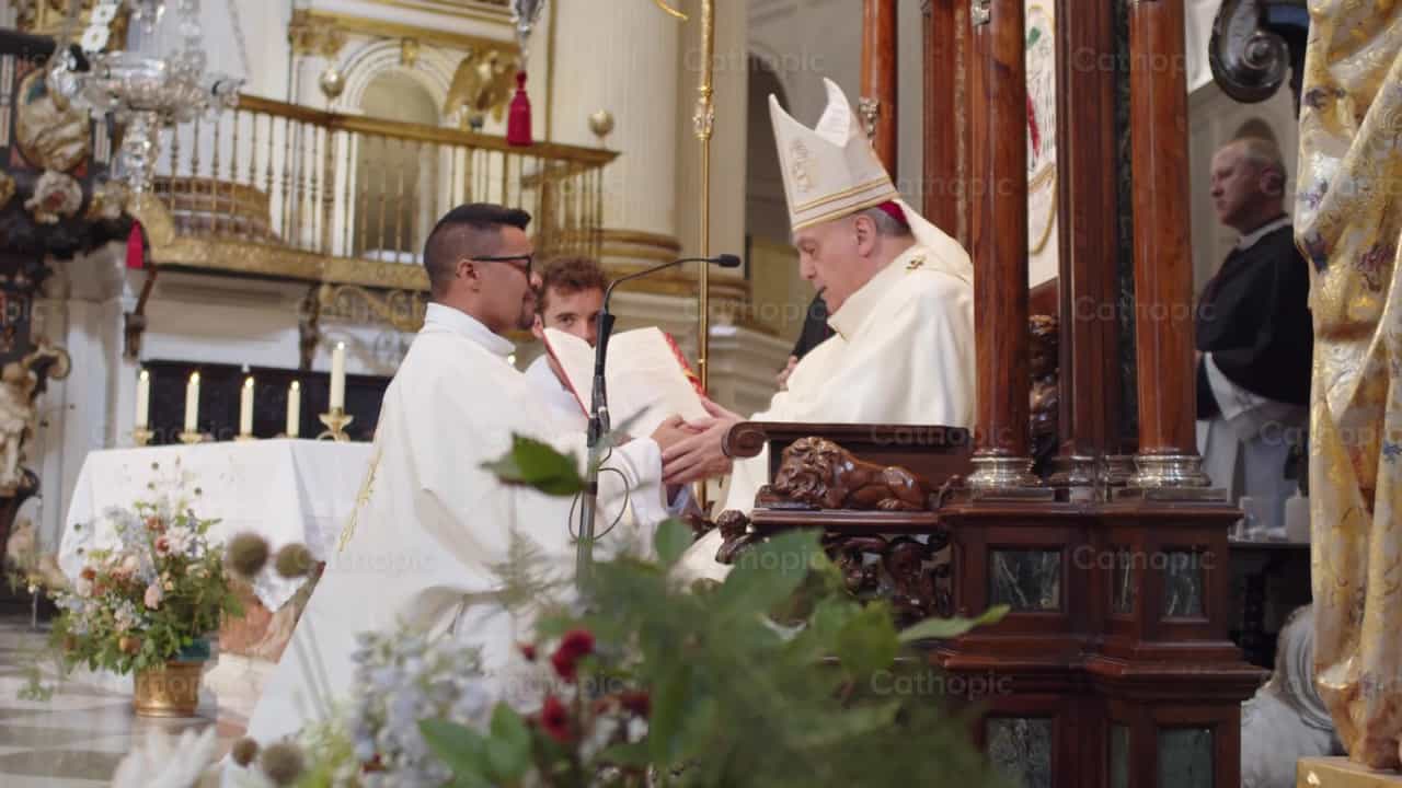Ordenación sacerdotal, Obispo - Banco de vídeos católicos - Fotografía por Abraham Madriz