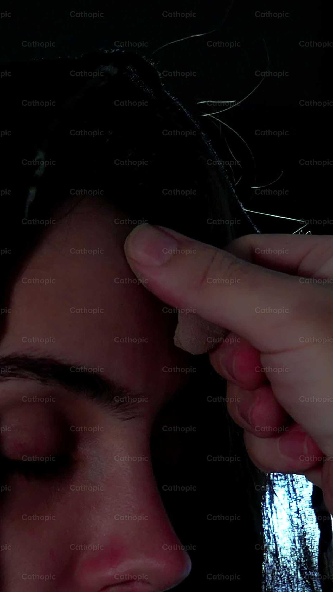 Miércoles de Ceniza: una mujer recibe las cenizas - Banco de vídeos católicos - Fotografía por Thiago Damião P. Silva
