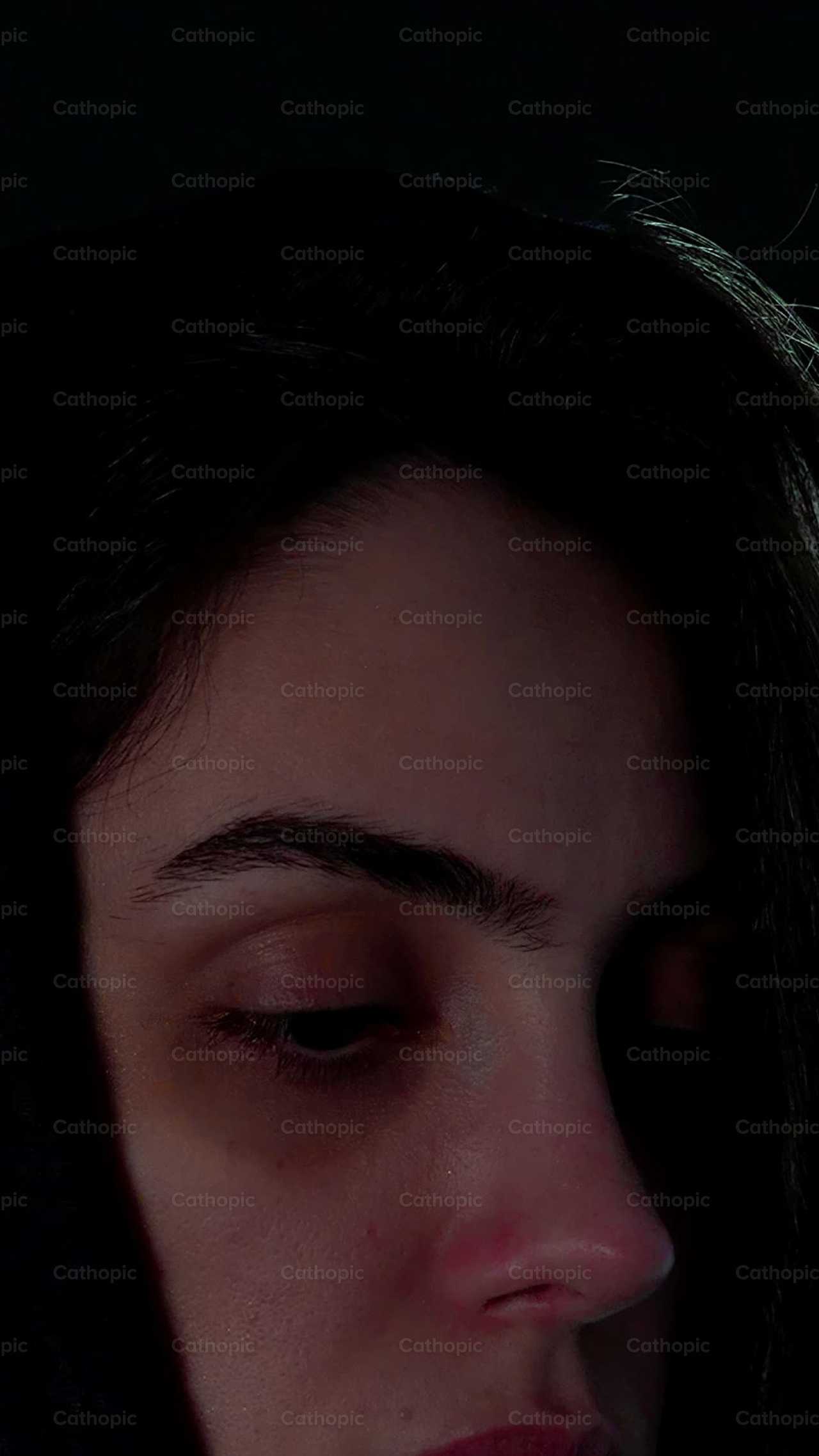 Mujer en reflexión el Miércoles de Ceniza - Banco de vídeos católicos - Fotografía por Thiago Damião P. Silva