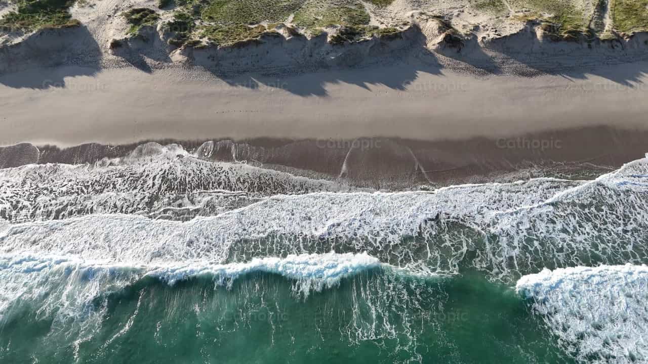Vista aérea con Dron de la playa y las olas - Banco de vídeos católicos