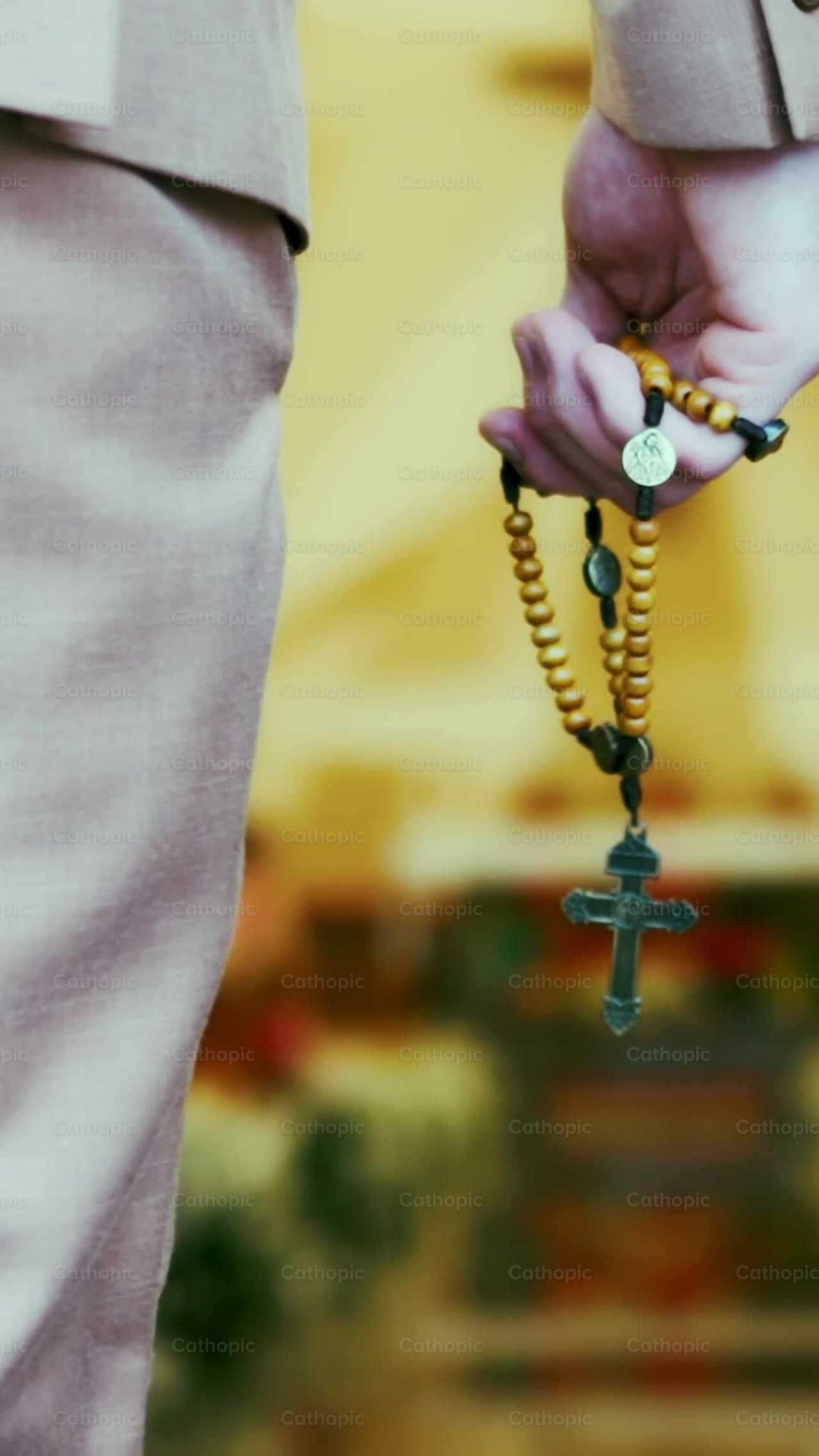 Hombre entrando en una iglesia con un rosario - Banco de vídeos católicos - Fotografía por Thiago Damião P. Silva