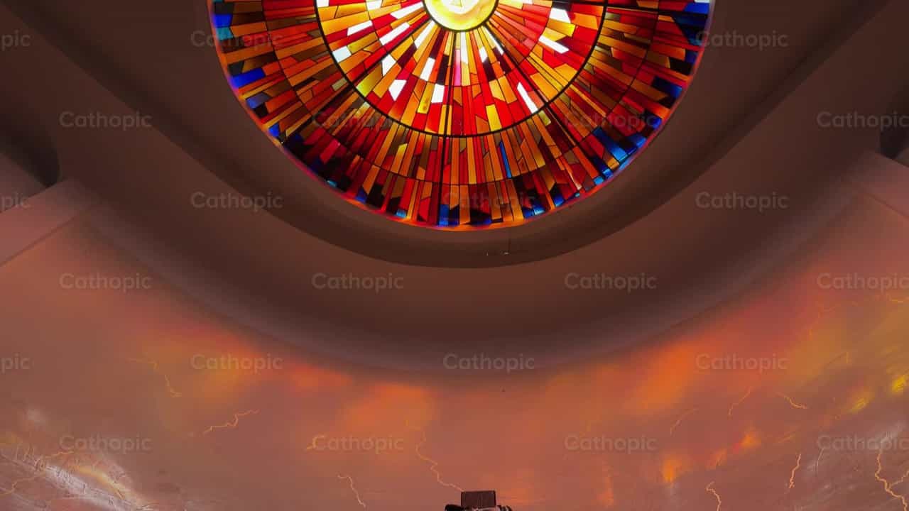 Espíritu Santo con la cruz - Banco de vídeos católicos