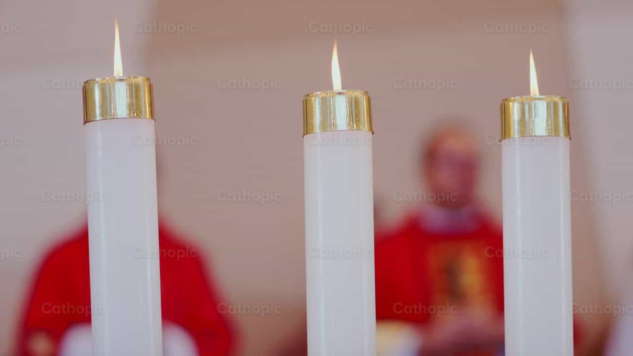 Velas en el altar - Banco de vídeos católicos - Fotografía por Thiago Damião P. Silva