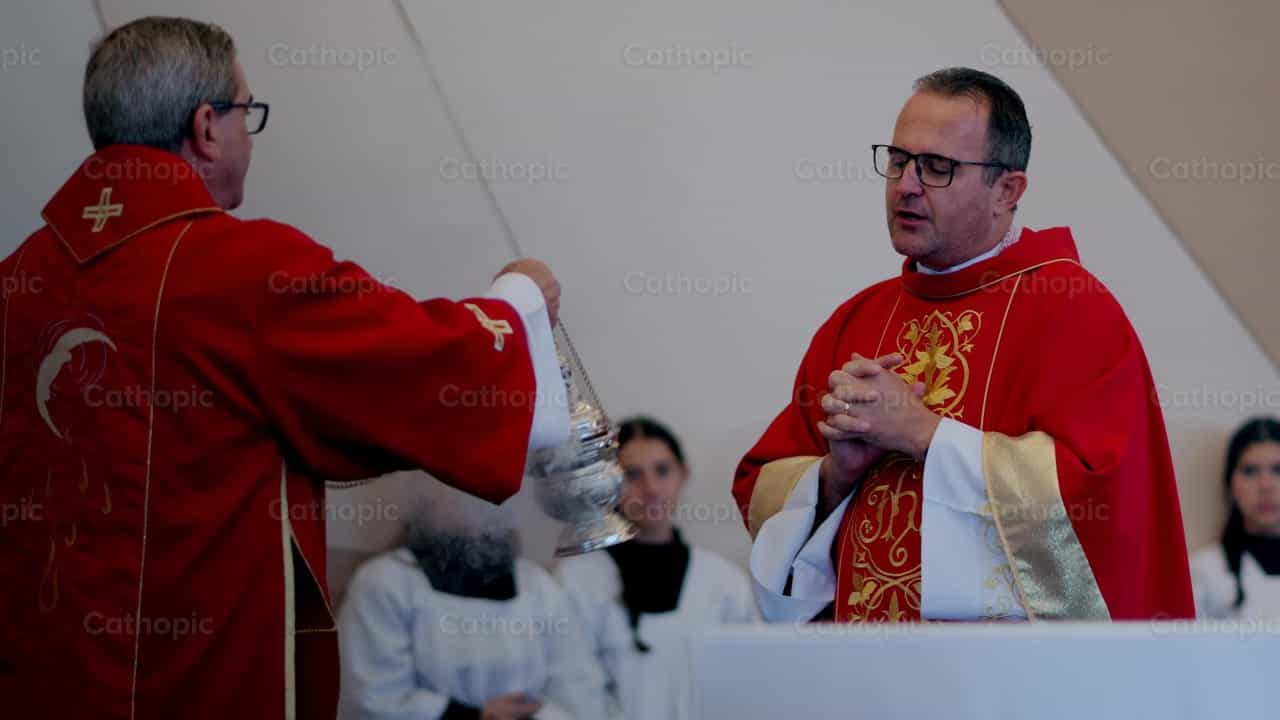 El incensario y la incensación en la Santa Misa - Banco de vídeos católicos - Fotografía por Thiago Damião P. Silva