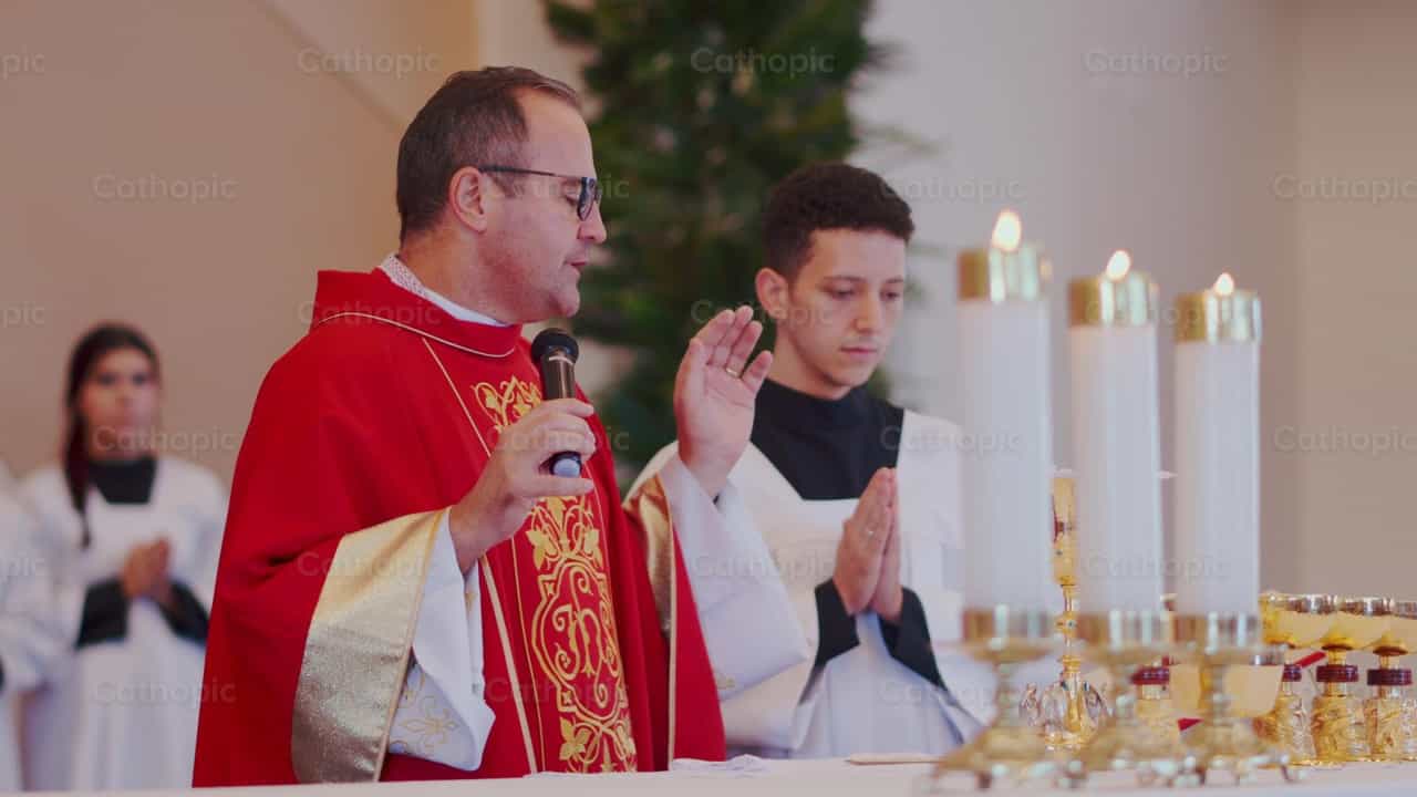 El sacerdote reza la Plegaria Eucarística - Banco de vídeos católicos