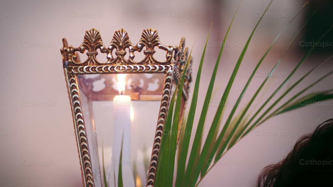 Vela y rama de palma - Banco de vídeos católicos - Fotografía por Thiago Damião P. Silva