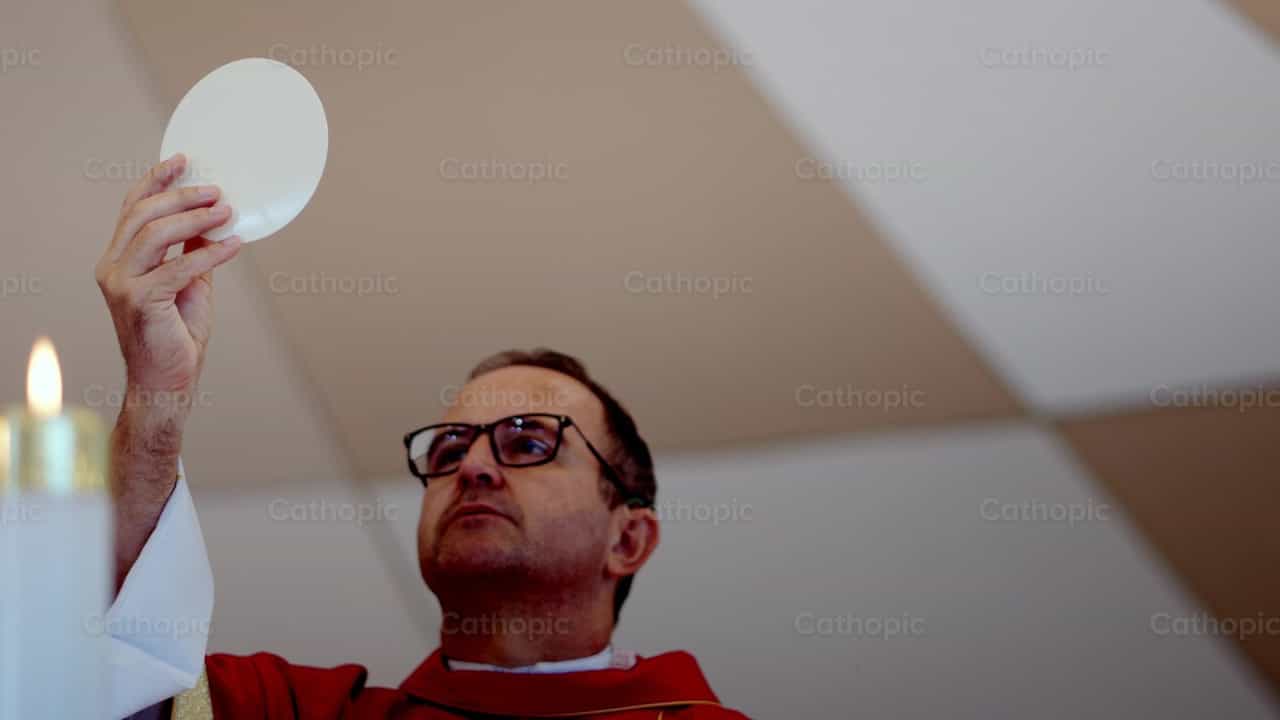 Consagración de la Eucaristía - Banco de vídeos católicos - Fotografía por Thiago Damião P. Silva