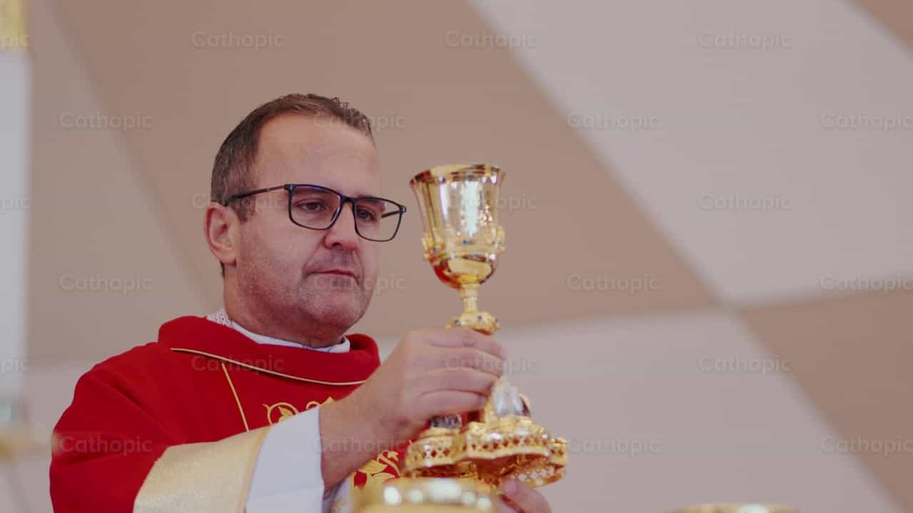 Consagración del cáliz - Banco de vídeos católicos - Fotografía por Thiago Damião P. Silva