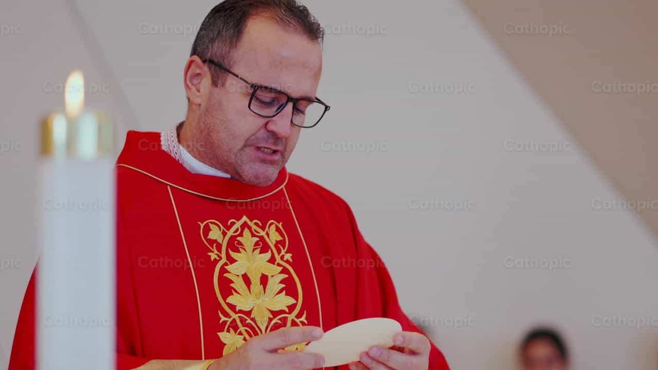 Oración eucarística y Sagrada Hostia - Banco de vídeos católicos - Fotografía por Thiago Damião P. Silva