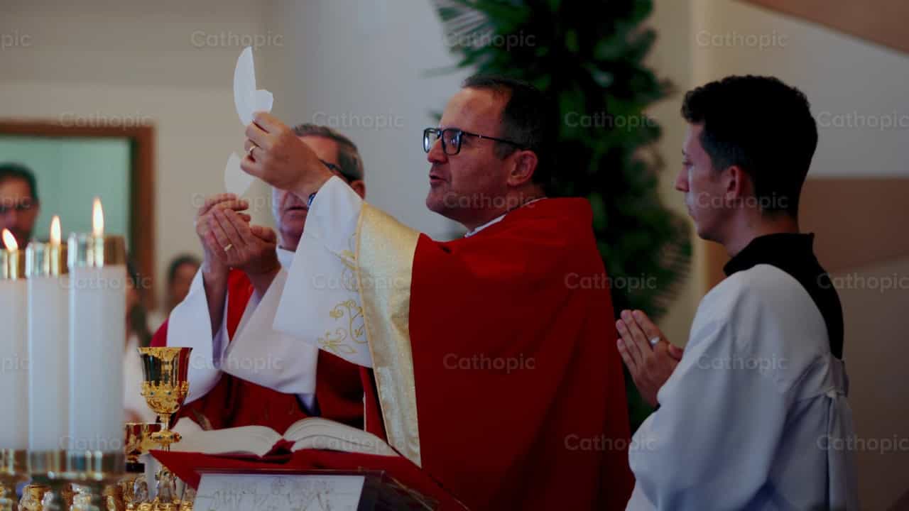 El Cuerpo de Cristo en la comunión - Banco de vídeos católicos - Fotografía por Thiago Damião P. Silva