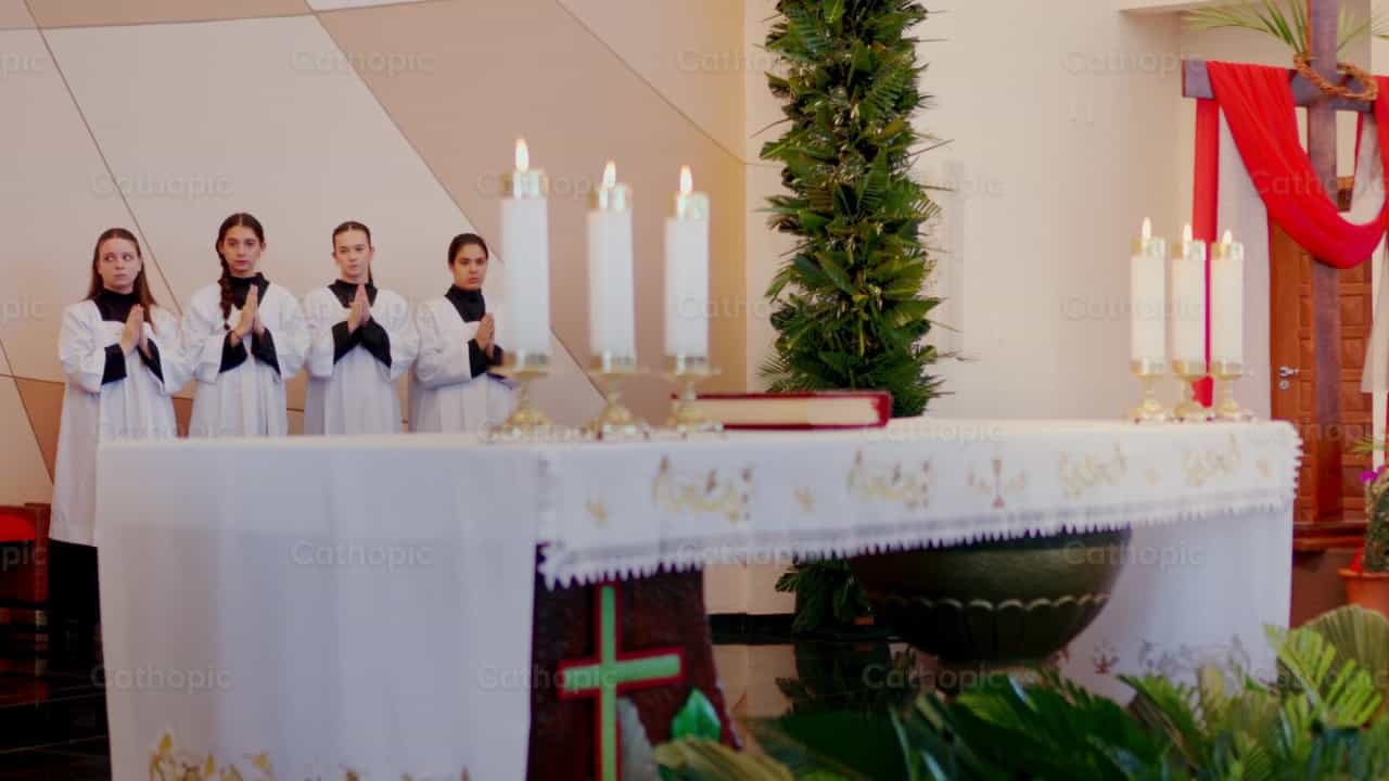 Monaguillos que colaboran en la Santa Misa - Banco de vídeos católicos
