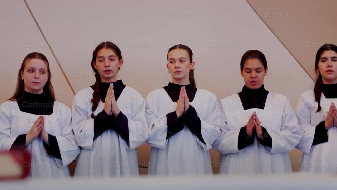 Monaguillos en la Santa Misa - Banco de vídeos católicos - Fotografía por Thiago Damião P. Silva