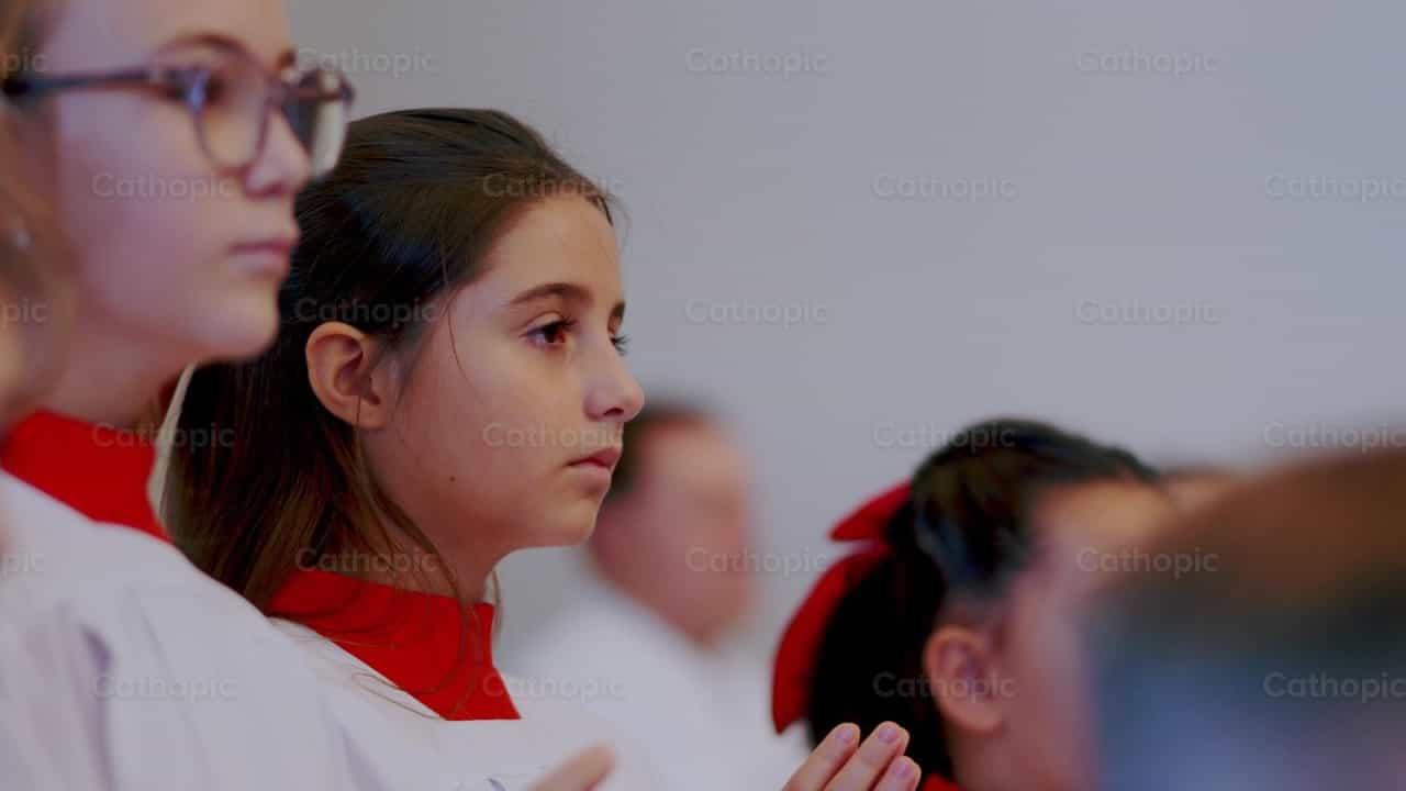Monaguillos en oración - Banco de vídeos católicos