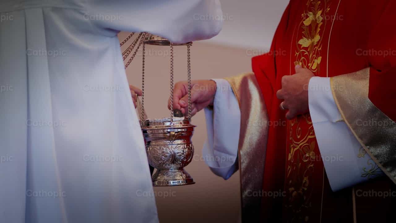 El sacerdote coloca incienso en el incensario - Banco de vídeos católicos - Fotografía por Thiago Damião P. Silva