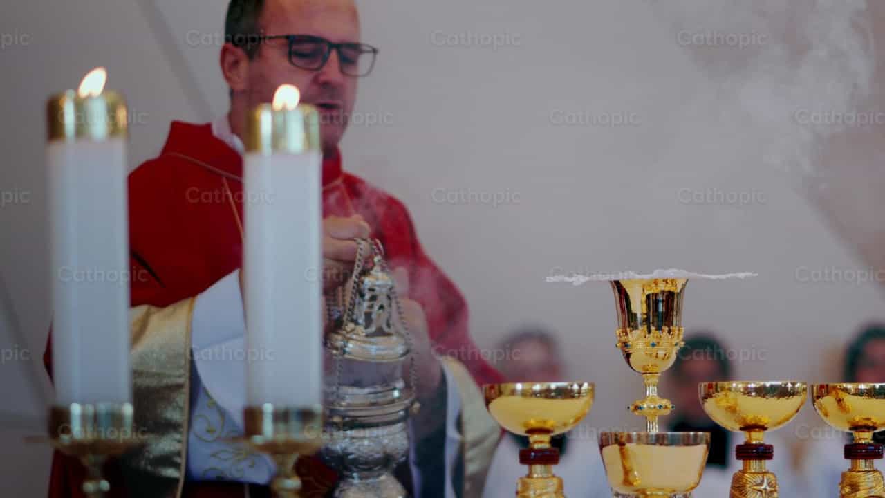 El sacerdote inciensa el cáliz y el ciborio - Banco de vídeos católicos