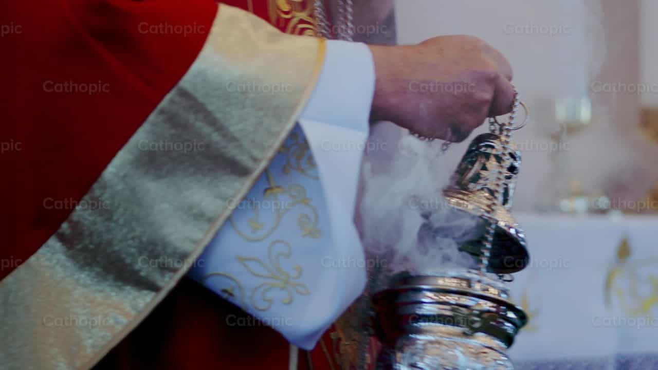 El sacerdote inciensa el altar - Banco de vídeos católicos