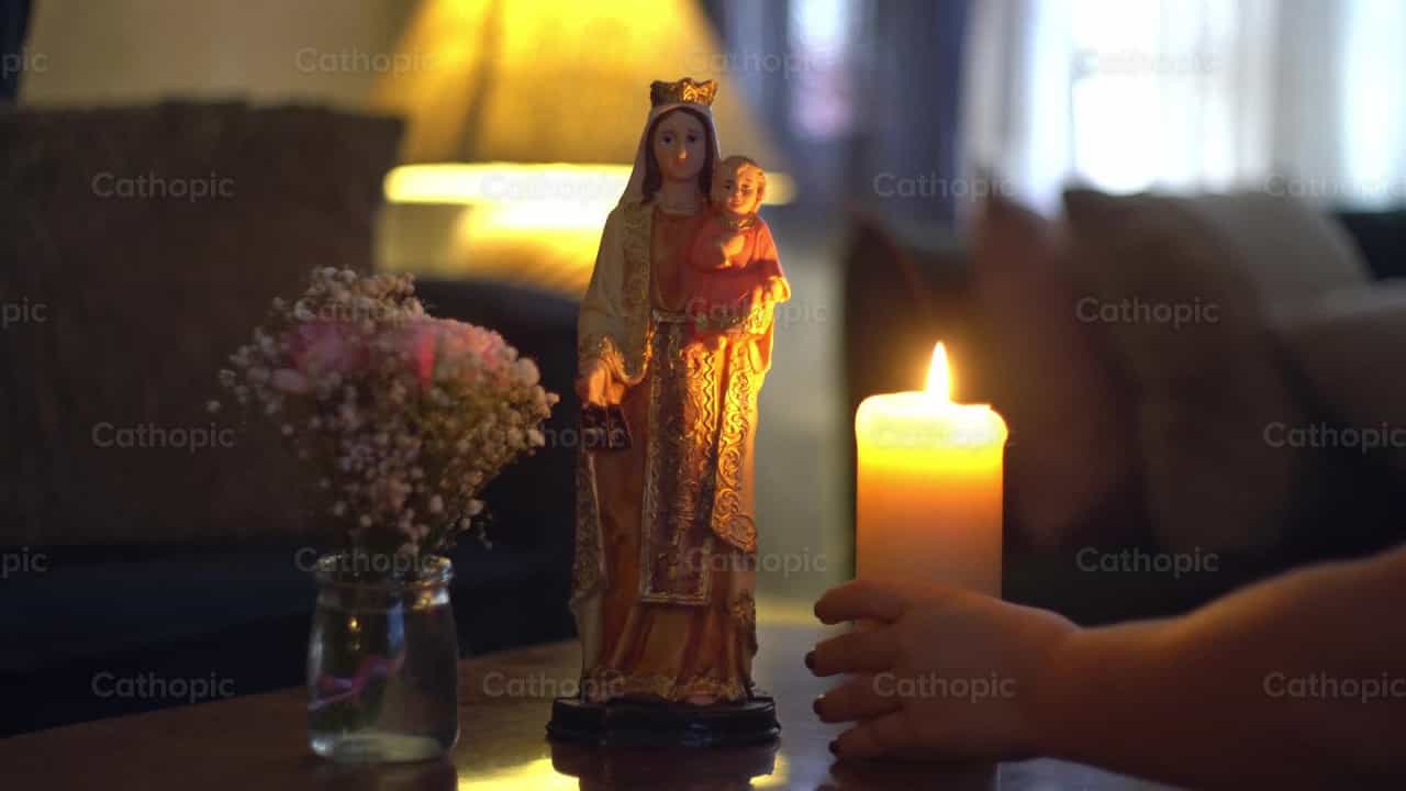 Colocando veladora a la Virgen del Carmen - Banco de vídeos católicos - Fotografía por Mayela Nuño