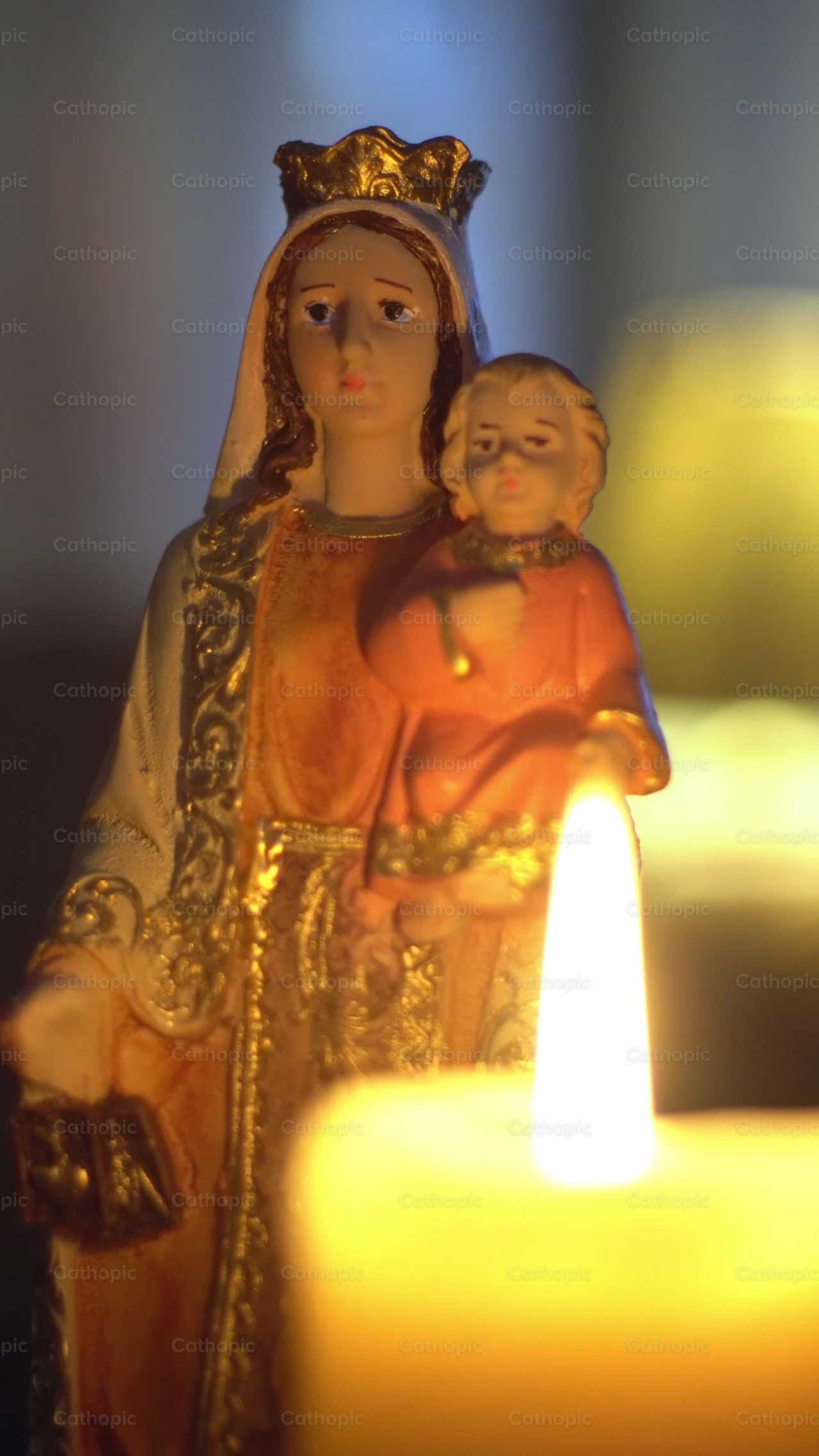 Close up Virgen del Carmen y Niño Jesúcon veladora - Banco de vídeos católicos - Fotografía por Mayela Nuño