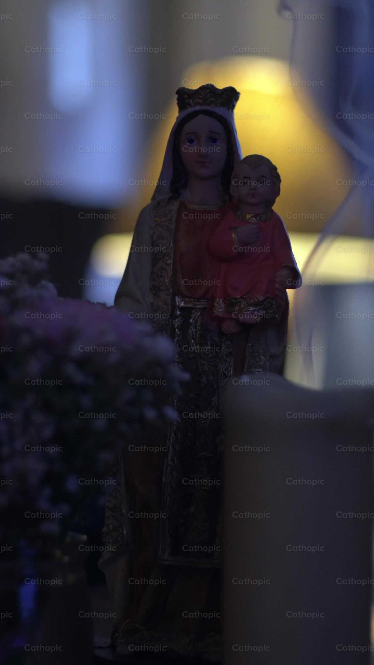 Apagando a vela de Nossa Senhora do Monte Carmelo - Vídeos católicos de stock