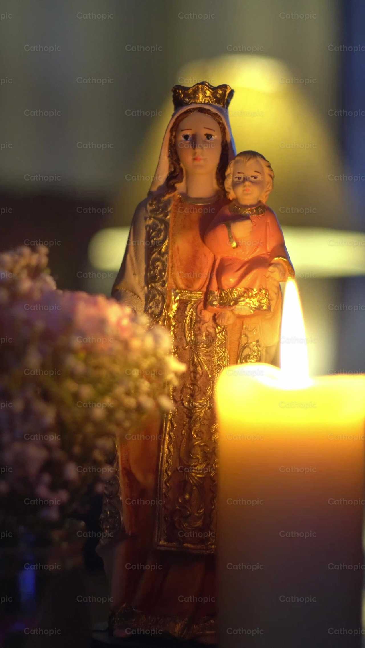 Colocando veladora a la Virgen del Carmen - Banco de vídeos católicos - Fotografía por Mayela Nuño