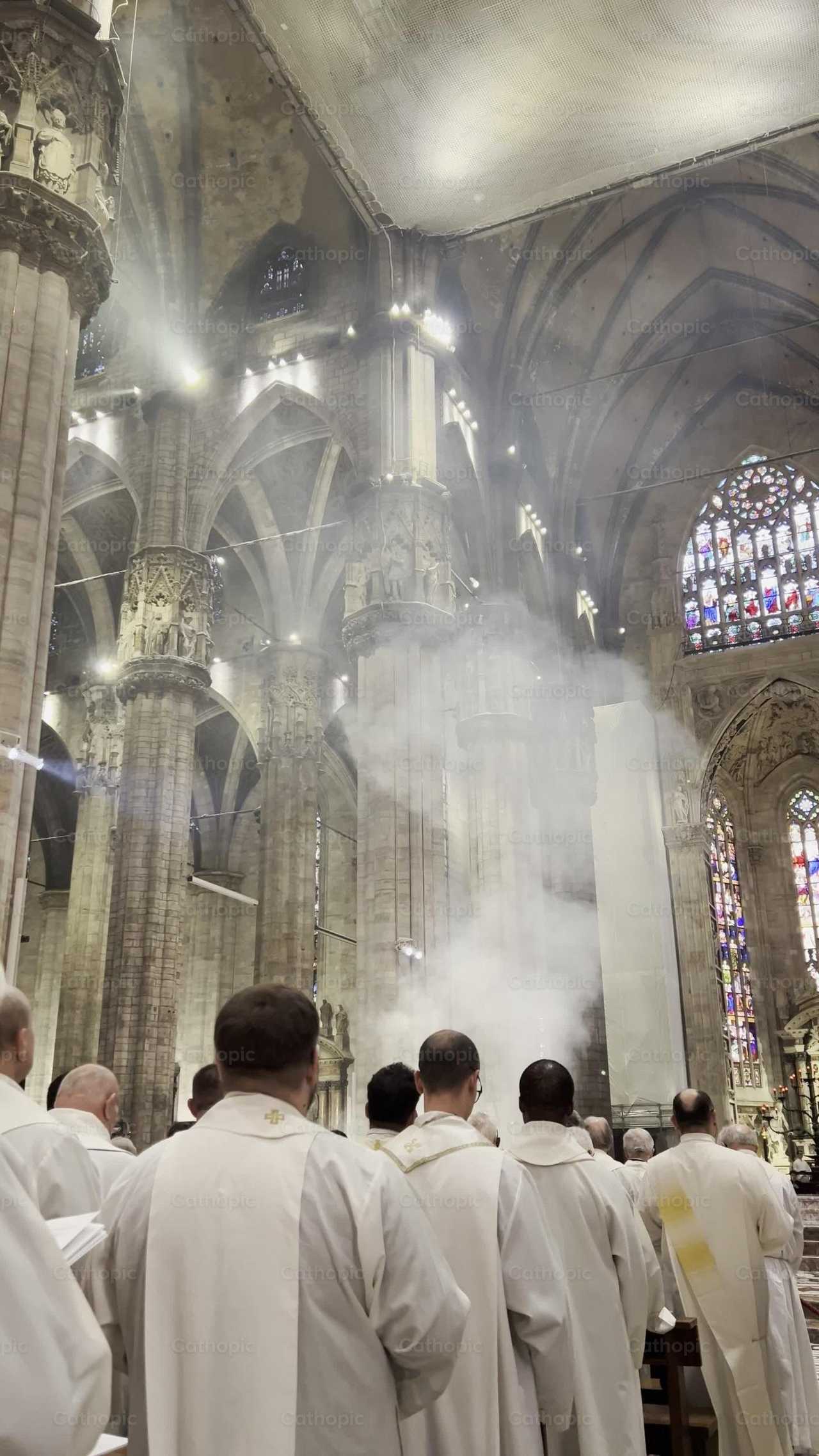 Inicienso en la Misa - Banco de vídeos católicos - Fotografía por Frames Cristianos
