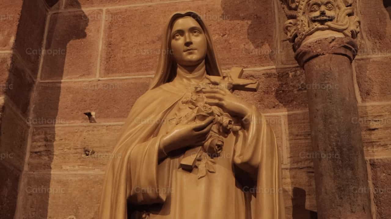 Escultura de Santa Teresita del Niño Jesus - Banco de vídeos católicos - Fotografía por Frames Cristianos
