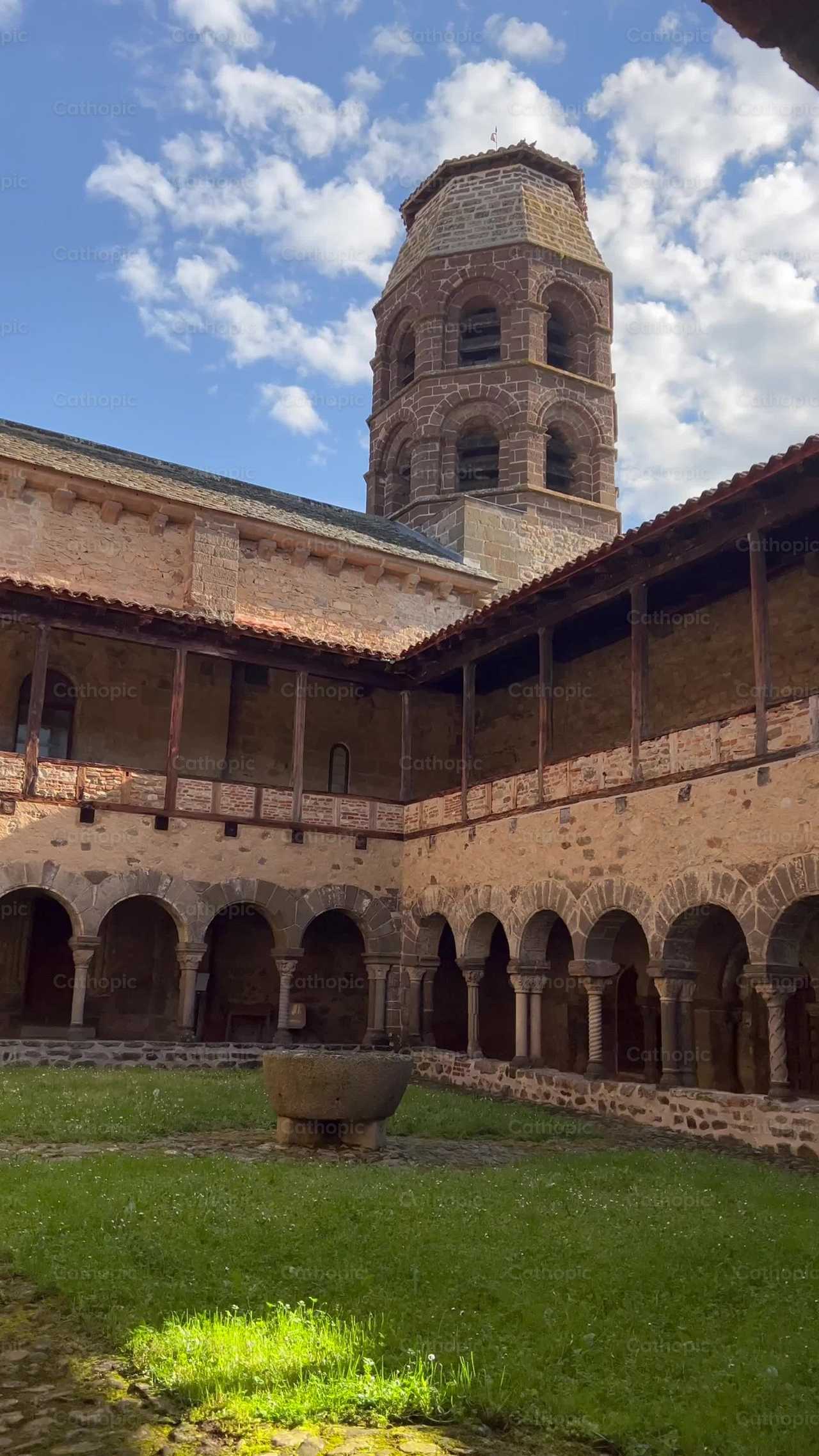 Monasterio y abadia - Banco de vídeos católicos
