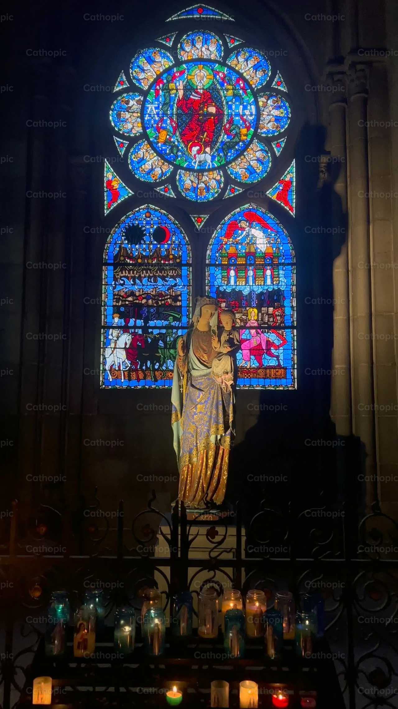 Escultura de la Virgen y el Niño - Banco de vídeos católicos