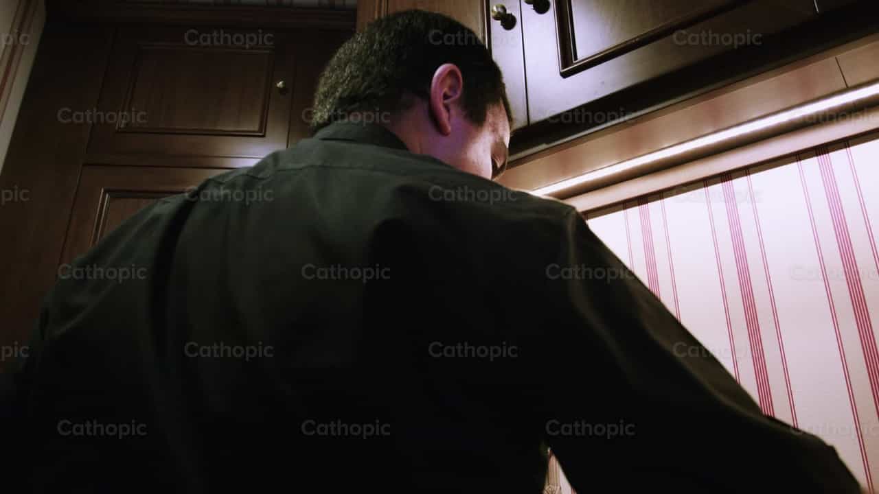 Sacerdote preparando los vasos sagrados - Banco de vídeos católicos