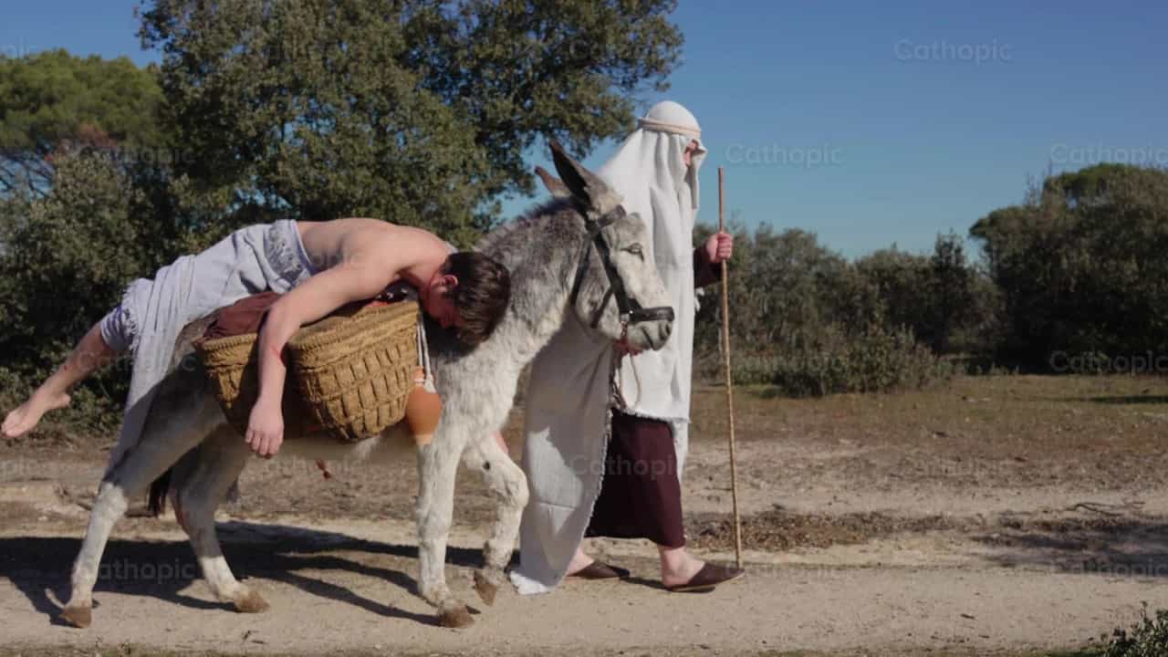 El buen samaritano lleva al herido - Banco de vídeos católicos - Fotografía por Santiago de la Hoz