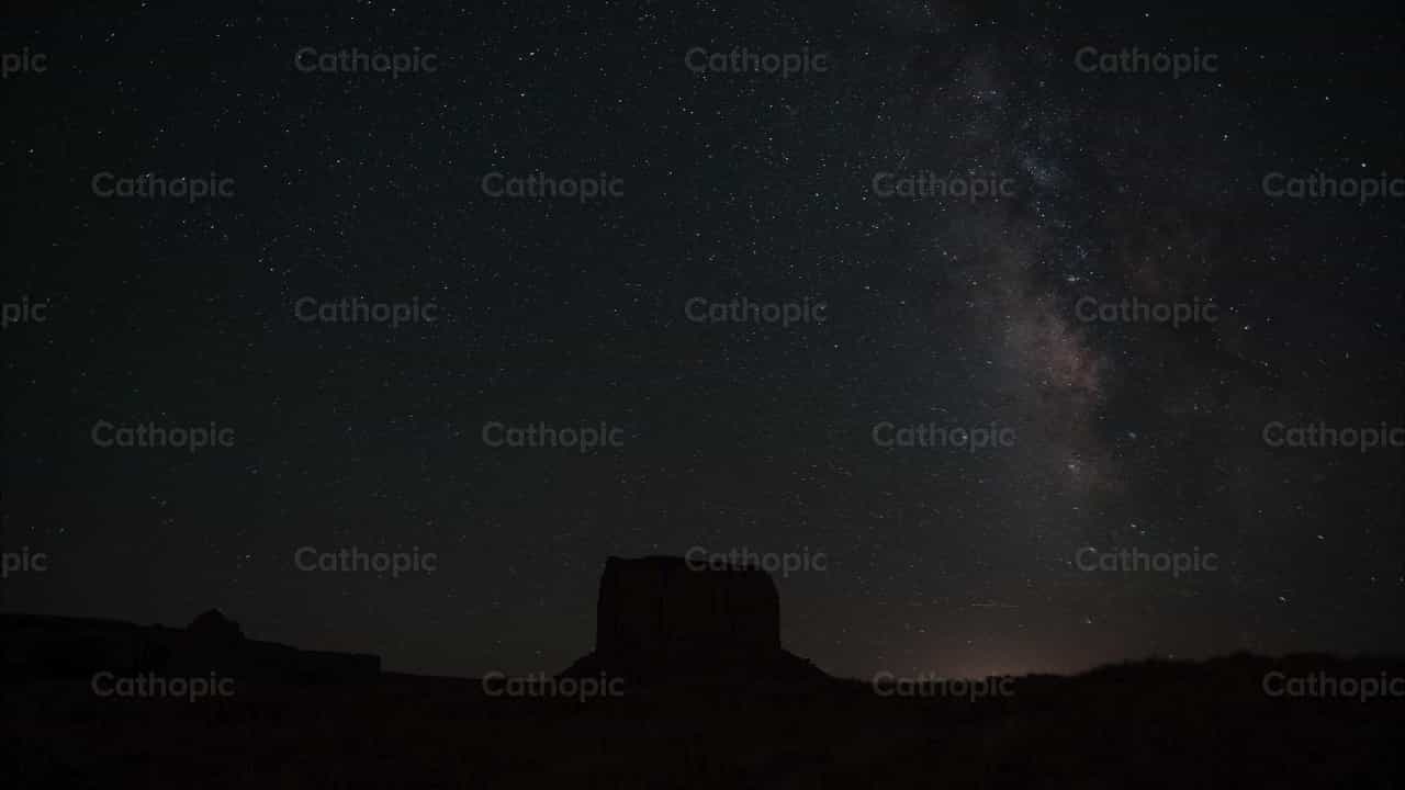 Noche estrellada en Monument Valley - Banco de vídeos católicos - Fotografía por Santiago de la Hoz