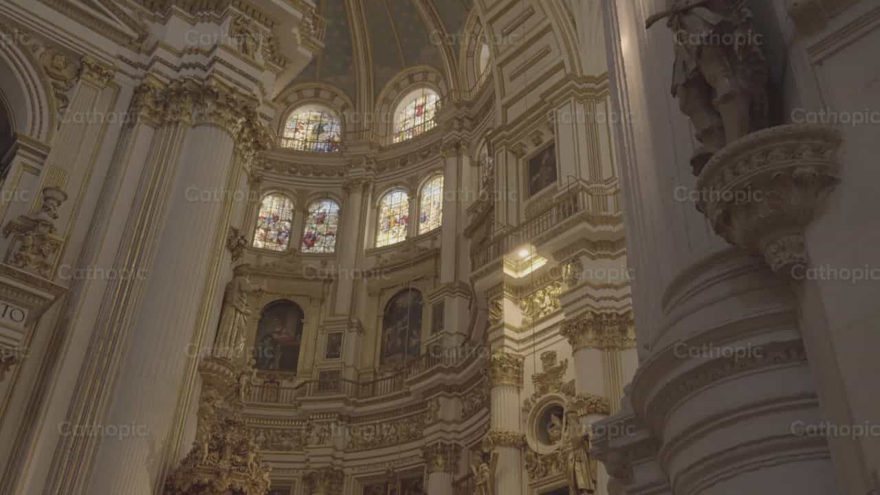 Arzobispo celebrando Misa - Banco de vídeos católicos