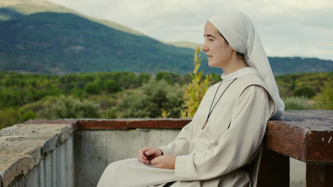Monja Agustina rezando el Rosario - Banco de vídeos católicos