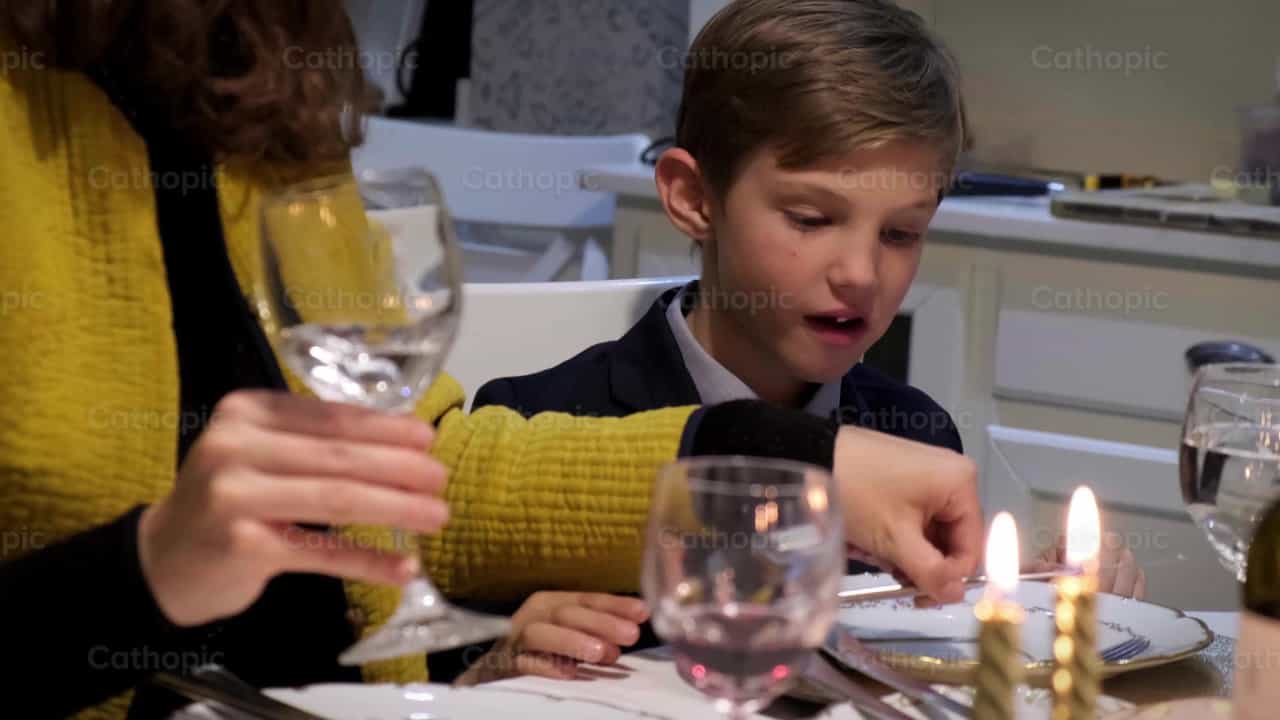 Dîner de Noël en famille - Vidéos catholiques de stock - Photo de Almures Studio